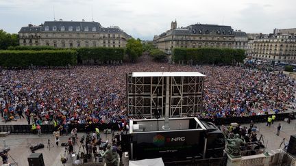 Un écran géant a été installé devant l'hôtel de ville de Paris pour la rencontre France-Allemagne, le 4 juillet 2014, lors de la Coupe du monde au Brésil. (MIGUEL MEDINA / AFP)