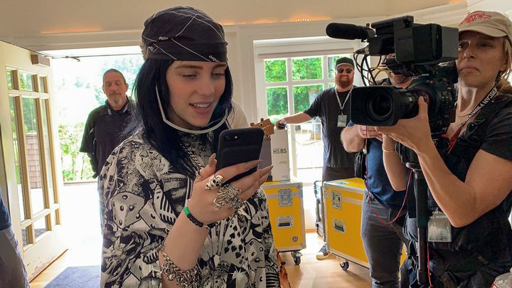 Billie Eilish entourée de l'équipe de tournage dans "Billie Eilish : The World' a Little Blury" de R.J. Culter diffusé par Apple TV à partir du 26 février 2021. (APPLE TV)