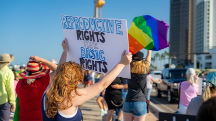 Des membres de l'association étudiante Islander Feminists manifestent pour le droit à l'avortement, le 14 mai 2022, à Corpus Christi (Texas, Etats-Unis). (ISLANDER FEMINISTS / DR)