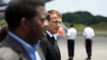 Le président de la République Emmanuel Macron lorsde son arrivée à Cayenne en Guyane, le 26 octobre 2017. (RONAN LIETAR / X02387 / REUTERS)