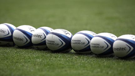 Ballons de rugby alignés à l'entraînement, image d'illustration. (VALENTINE CHAPUIS / AFP)