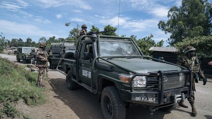 Des soldats de la Force régionale de la Communauté d'Afrique de l'Est (EACRF) accompagnent des journalistes dans les zones contrôlées par le Mouvement du 23 mars (M23) à Bunagana, en République démocratique du Congo (RDC), le 19 avril 2023. (GLODY MURHABAZI / AFP)