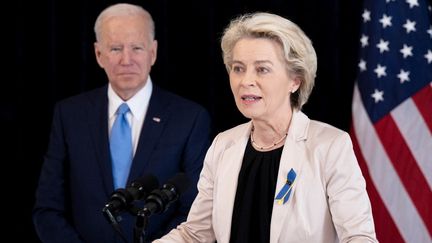 La présidente de la Commission européenne Ursula von der Leyen et le président américain Joe Biden, le 25 mars 2022 à Bruxelles (Belgique). (BRENDAN SMIALOWSKI / AFP)