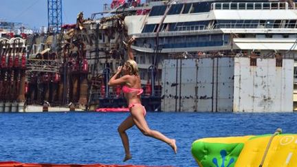 Isola del Giglio, en Italie, le 13 juillet 2014: une touriste plonge devant l'épave du «Costa Concordia».  (AFP PHOTO / GIUSEPPE CACACE)