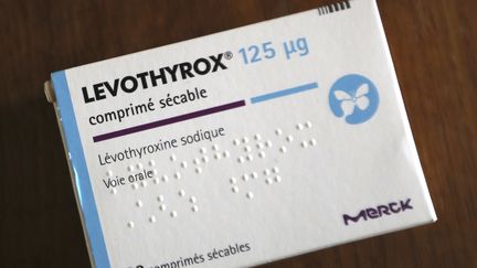 Une boîte de Levothyrox, accusé de causer des effets secondaires chez des milliers de patients, est présentée dans une pharmacie de Paris, le 2 octobre 2017. (JACQUES DEMARTHON / AFP)