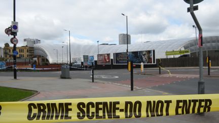 Un cordon de sécurité entoure la zone de concert où a eu lieu l'attentat, à Manchester (Royaume-Uni), le 22&nbsp;mai 2017. (OLI SCARFF / AFP)
