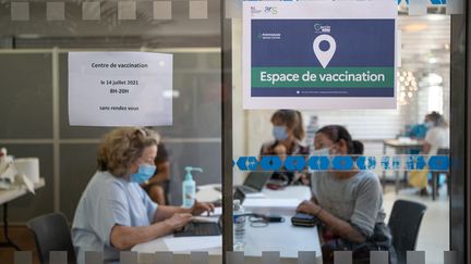 Une opération éphémère de vaccination à la gare de Perpignan (Pyrénées-Orientales), le 14 juillet 2021. (JEANNE MERCIER / HANS LUCAS / AFP)