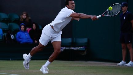 Jo Wilfried Tsonga en difficulté contre John Isner (ADRIAN DENNIS / AFP)