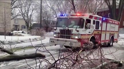 Des pompiers à l'action à Montréal. (franceinfo)