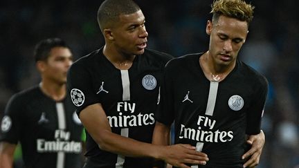 Kylian Mbappé et Neymar, pendant le match de Ligue des Champions contre Naples, le 6 novembre 2018. (FILIPPO MONTEFORTE / AFP)