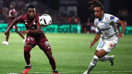 Le Messin Malick Mbaye face au Marseillais Emran Soglo lors du match de Ligue 1, le 18 août 2023. (SEBASTIEN BOZON / AFP)