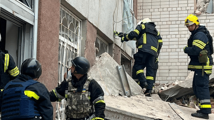 Rescuers at work after the triple Russian strike in Chernihiv (Ukraine), April 17, 2024. (UKRAINIAN MINISTRY OF EMERGENCY SITUATIONS / TELEGRAM)