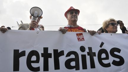 Les retrait&eacute;s manifestent contre la baisse de leur pension devant le si&egrave;ge de France T&eacute;l&eacute;visions le 30 septembre 2014. (CITIZENSIDE/YANN KORBI / CITIZENSIDE.COM)