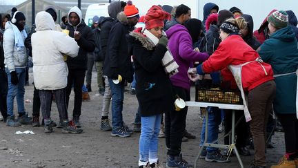 Des réfugiés à Calais (Pas-de-Calais), le 7 février 2018.&nbsp; (DURSUN AYDEMIR / AFP)