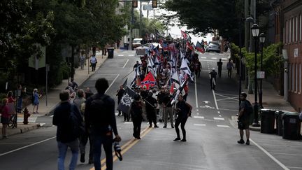 Des manifestants d'extrême droite marchent dans les rues de Charlottesville, samedi 12 août 2017. (JOSHUA ROBERTS / REUTERS)