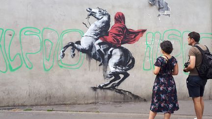 Un œuvre de Banksy, réalisée vers le 23 juin 2018 à Paris, rappelant le tableau de David "Bonaparte franchissant le Grand-Saint-Bernard". (STÉPHANIE BERLU / RADIO FRANCE)