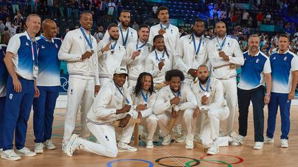 Les joueurs de l'équipe de France pose avec leur médaille d'argent, le 11 août 2024. (ANN-DEE LAMOUR / CDP MEDIA / AFP)