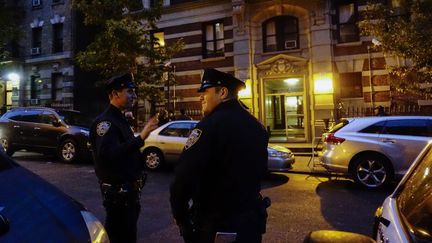 Des policiers devant l'immeuble d'un m&eacute;decin contamin&eacute; par le virus Ebola, &agrave; New York, le 23 octobre 2014. (EDUARDO MUNOZ / REUTERS)