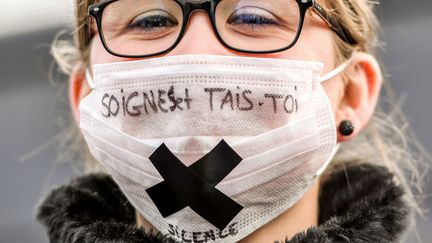 Une manifestante pendant un rassemblement de soutien aux Ehpad, à la Lille (Nord), le 30 janvier 2018. (PHILIPPE HUGUEN / AFP)