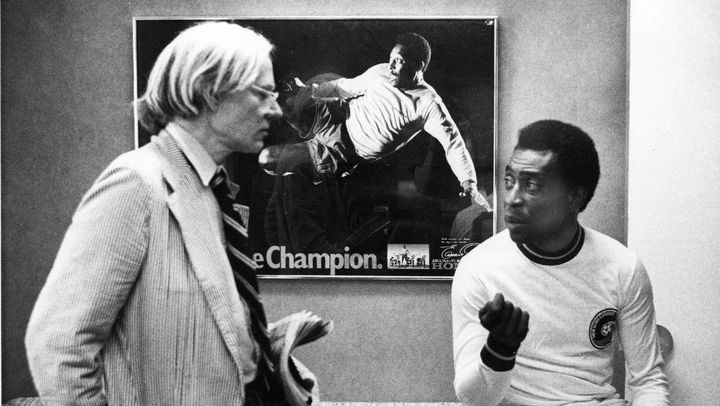 Le footballeur Pelé (à droite) en grande discussion avec l'artiste Andy Warhol, qui fera son portrait, le 26 juillet 1977, à New York (Etats-Unis). (CLAUDIA LARSON/AP/SIPA / SIPA)