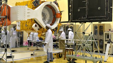 Des scientifiques pr&eacute;parent la sonde Mars Orbiter, &agrave; Bangalore (Inde), le 11 septembre 2013. (MANJUNATH KIRAN / AFP)