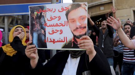 Lors d'une manifestation au Caire le 15 avril 2016, un activiste égyptien tient une affiche appelant à ce que justice soit faite pour le jeune Italien, Giulio Regeni, assassiné au Caire fin janvier 2016. (MOHAMED ABD EL GHANY / REUTERS)