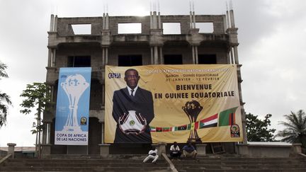 Une affiche repr&eacute;sentant le pr&eacute;sident de Guin&eacute;e &eacute;quatoriale Teodoro Obiang Nguema &agrave; l'occasion de la Coupe d'Afrique des Nations, le 18 janvier 2012.&nbsp; (AMR ABDALLAH DALSH / REUTERS)