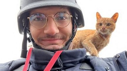 Un selfie réalisé par Arman Soldin avec un chat, en Ukraine, et diffusée par l'AFP le 9 mai 2023. (ARMAN SOLDIN / AFP)