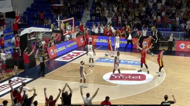 Avec 6 secondes à jouer et un retard d'un point, l'équipe de France se procure un dernier tir mais Elie Okobo le manque et les Bleus s'inclinent face au Monténégro dans ce match de qualification pour la Coupe du monde de basket.