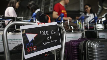 1 000 jours après le crash de l'avion, les familles des victimes (ici en partance pour Madagascar depuis la Malaisie) attendent toujours que l'enquête officielle révèle les circonstances du crash. (FAZRY ISMAIL / EPA)