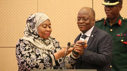 La vice-présidente tanzanienne Samia Suluhu&nbsp;Hassan et le président John Magufuli lors d'un entretien téléphonique avec le président kényan Uhuru Kenyatta en juillet 2019 à la State House à Dar es Salaam, en Tanzanie (ERICKY BONIPHACE / AFP)