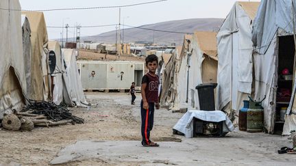 Un garçon dans un camp de déplacés à&nbsp;Sharya, en Irak, le 30 août 2019. (ZAID AL-OBEIDI / AFP)