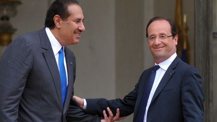 Hamad Ben Jassem Al-Thani, le premier ministre qatarien, et Fran&ccedil;ois Hollande, dans la cour de l'Elys&eacute;e, &agrave; Paris, le 7 juin 2012.&nbsp; (BERTRAND LANGLOIS / AFP)