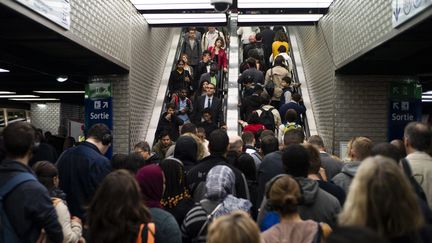 Des usagers des transports en commun à la station Châtelet à Paris, le 24 septembre 2019. (MAXPPP)