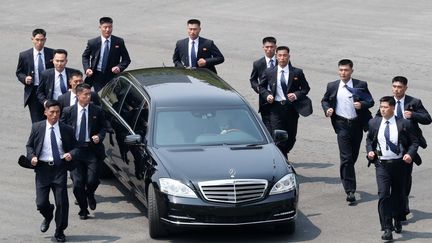 Quand les gardes du corps de Kim Jong-un courent autour de sa voiture