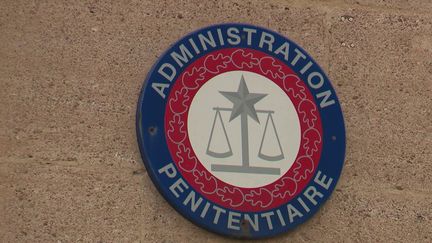 Hier soir, à Marseille, la directrice de la prison des Baumettes et l'un de ses adjoints se sont retrouvés dans une situation exceptionnellement grave après avoir été les cibles de menaces de mort. Deux hommes âgés de 17 et 21 ans ont été placés en détention provisoire et mis en examen. (France 2)