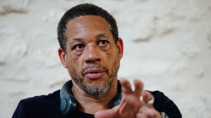 Le rappeur Didier Morville, alias JoeyStarr, pose pour une séance photo au Théâtre du Balcon lors de la 77ème édition du Festival International de Théâtre d'Avignon. Il met en scène "Cette petite musique que personne n'entend" (CLEMENT MAHOUDEAU / AFP)