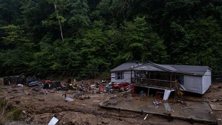 Des débris près d'une maison fragilisée après des inondations, près de Jackson (Kentucky, Etats-Unis), le 31 juillet 2022. (SETH HERALD / AFP)