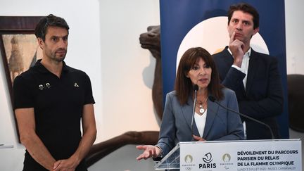 Anne Hidalgo, maire de Paris, avec son adjoint aux Sports, Pierre Rabadan, et Tony Estanguet, le président du Comité d'organisation des Jeux olympiques et paralympiques de 2024, le 3 juillet 2023. (CHRISTOPHE ARCHAMBAULT / AFP)