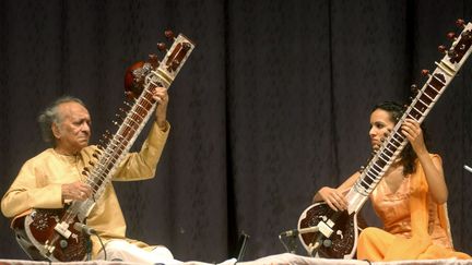 Ravi Shankar et sa fille Anoushka le 25 février 2004
 (RAVI RAVEENDRAN / AFP)