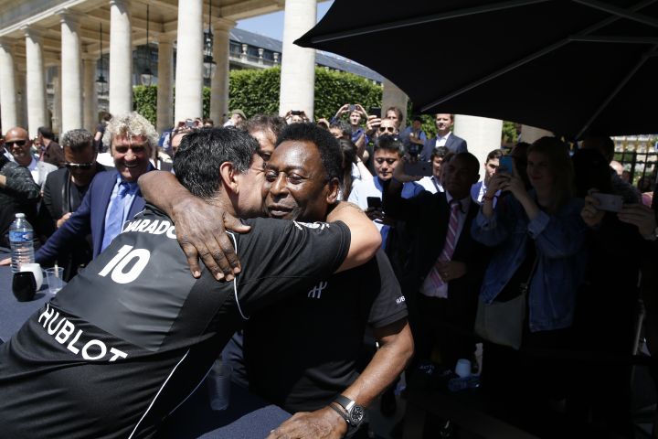 Diego Maradona et Pelé lors d'un match amical organisé au Palais Royal, à Paris, jeudi 9 juin 2016. (FLORIAN DAVID / HUBLOT / AFP)