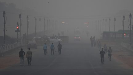 Des habitants de&nbsp;New Delhi au milieu de la pollution, le 2 novembre 2018. (MONEY SHARMA / AFP)