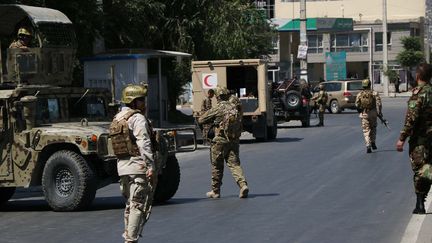 Des soldats de l'armée afghane sécurisent le périmètre après un attentat suicide à Kaboul, le 1er juillet 2019.&nbsp; (HAROON SABAWOON / ANADOLU AGENCY / AFP)