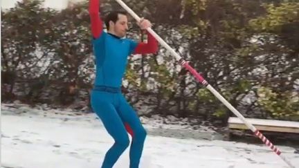 Renaud Levillenie lors de son saut sous la neige, vendredi 6 f&eacute;vrier.&nbsp; (@AIRLAVILLENIE / INSTAGRAM / FRANCETV INFO)