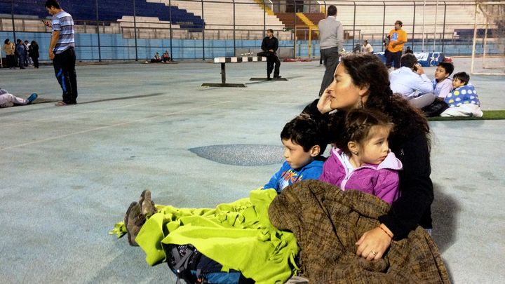 Des habitants d'Iquique (Chili) se r&eacute;fugient dans le stade de la ville apr&egrave;s l'alerte au tsunami, mardi 1er avril 2014. (ALDO SOLIMANO / AFP)