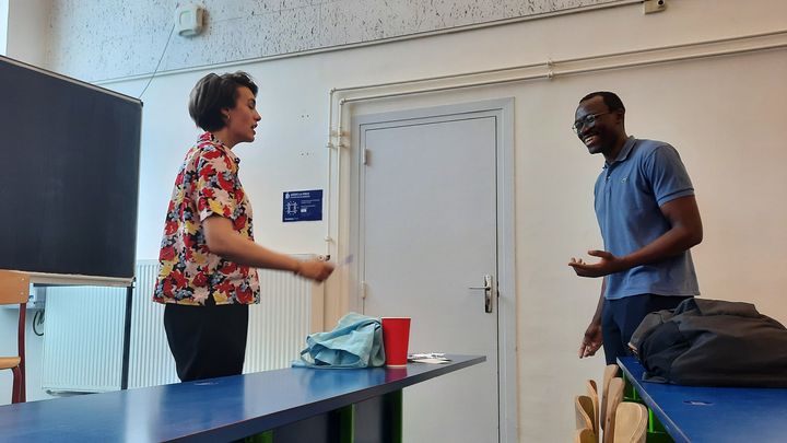 Ulrich est bègue. Il répète avec l'aide de sa coach avant le concours d'éloquence ce mardi 20 juin au Grand Rex à Paris. (AGATHE MAHUET / FRANCEINFO)