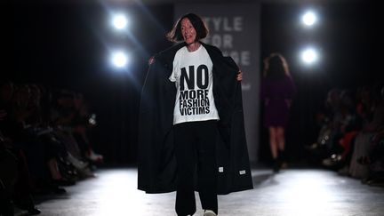 Une création présentée pendant le show Oxfam Style for Change à la London Fashion Week printemps-été 2025, le 12 septembre 2024 (HENRY NICHOLLS / AFP)