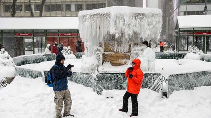 A New York, les températures glaciales ont gelé l'eau des fontaines, jeudi 4 décembre. (WILLIAM VOLCOV / BRAZIL PHOTO PRESS / AFP)