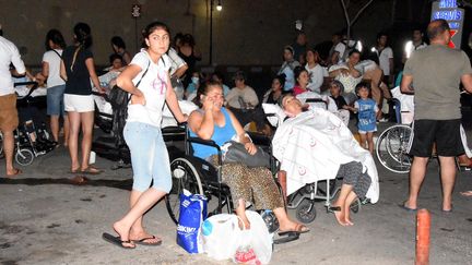 Des habitants attendent devant l'hôpital de Bodrum (Turquie), le 21 juillet 2017.&nbsp; (DOGAN NEW AGENCY / REUTERS)