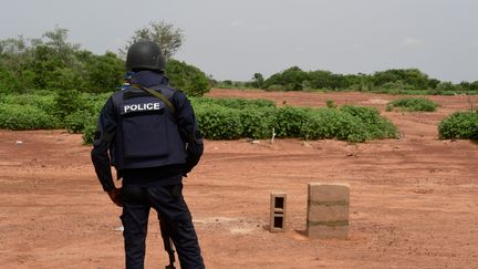 Un policier nigérien monte la garde dans la réserve de Kouré, le 21 août 2020. (BOUREIMA HAMA / AFP)